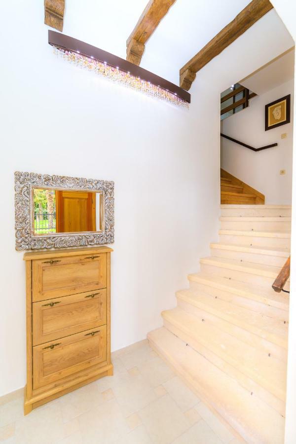 Holiday Home Obrov Kastela Exterior photo