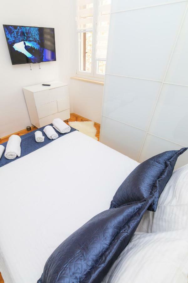 Holiday Home Obrov Kastela Exterior photo